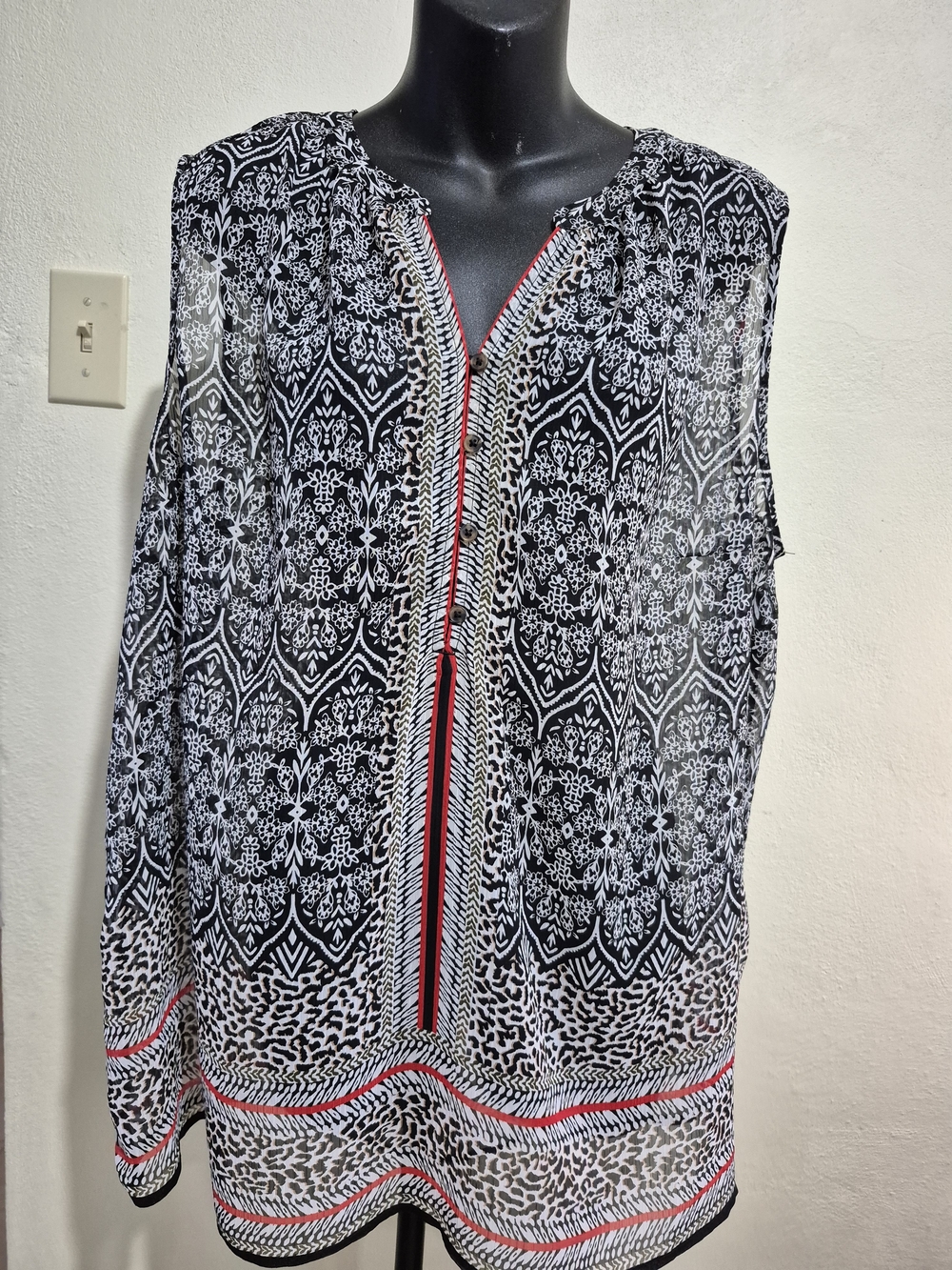 Liz Claiborne Black & White Printed Sleeveless Tunic with Red Trim